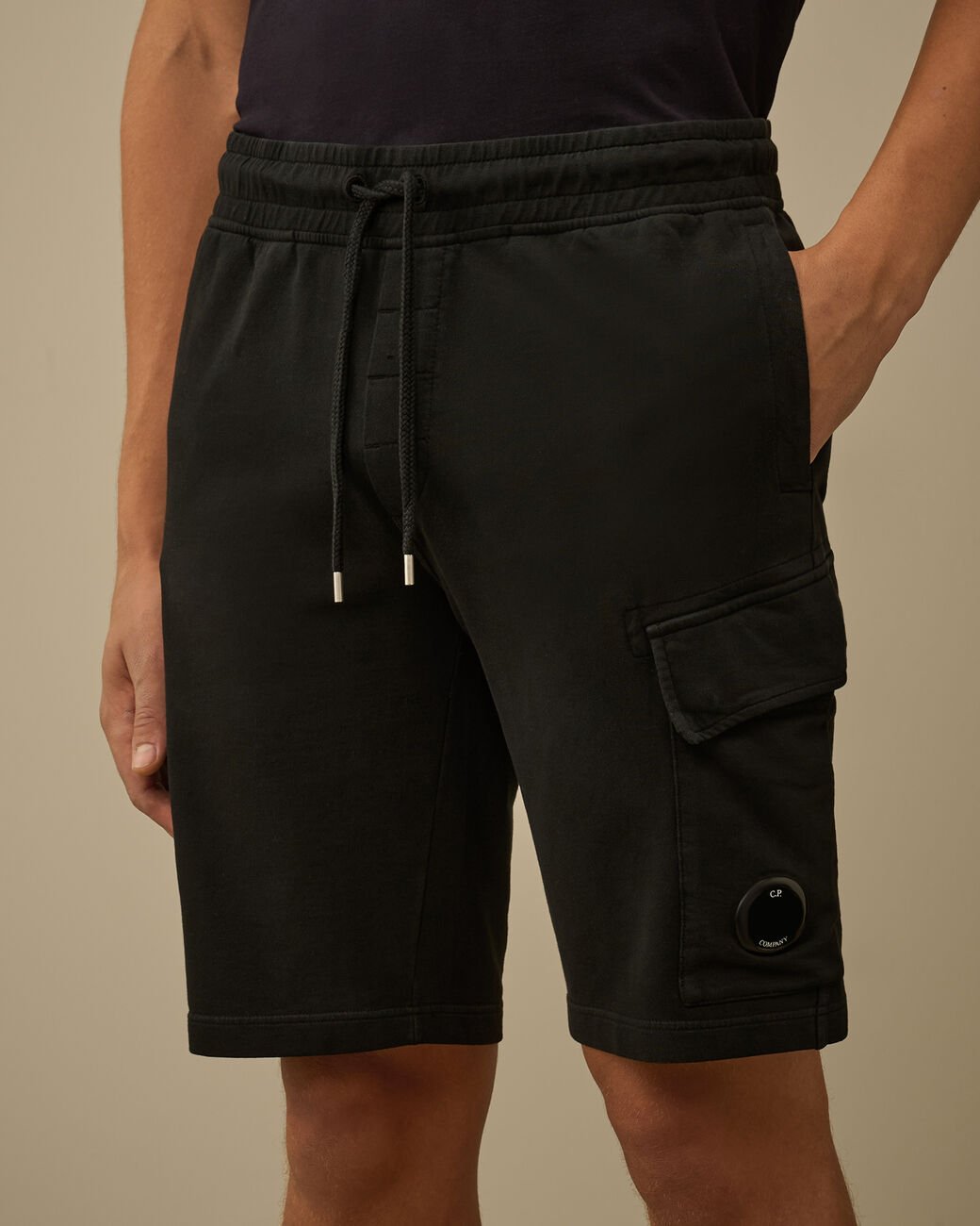 C.P. COMPANY - Light Fleece Cargo Lens Shorts Noir - Lothaire