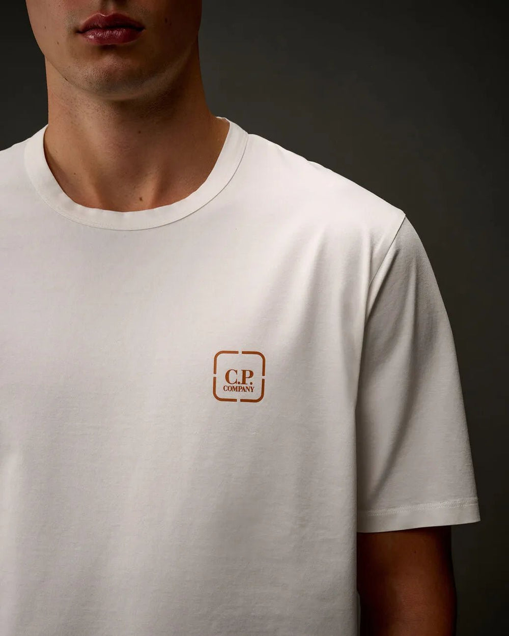 C.P. COMPANY : Metropolis Series Mercerized Jersey Short Sleeve Badge T-Shirt blanc - Lothaire