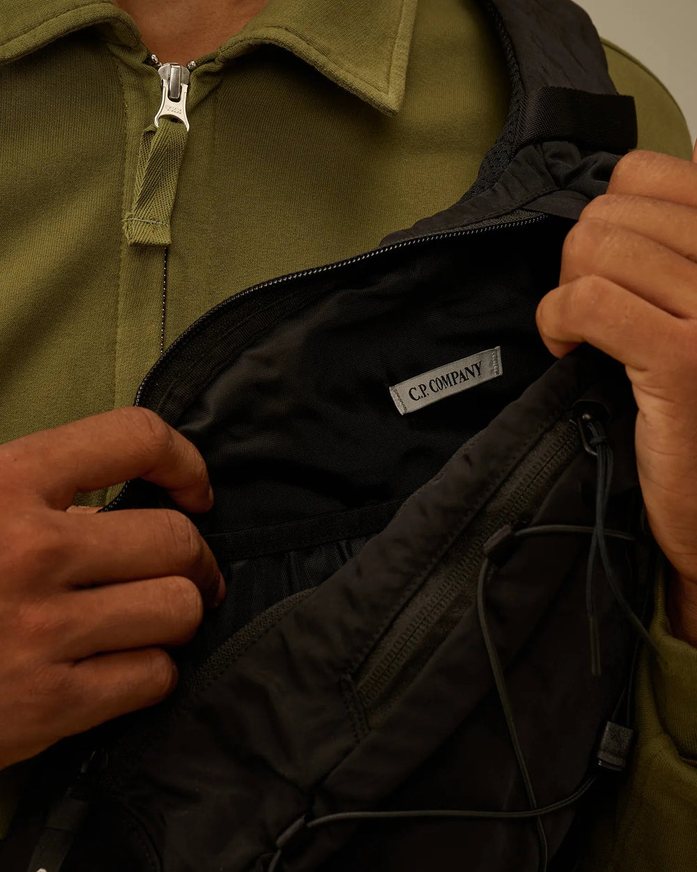 C.P. COMPANY - Sacoche Nylon B Lens Crossbody Rucksack Noir - Lothaire