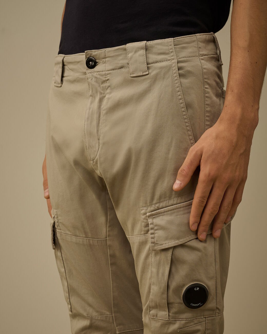 C.P. COMPANY - Stretch Sateen Ergonomic Lens Cargo Pants Gris acier - Lothaire