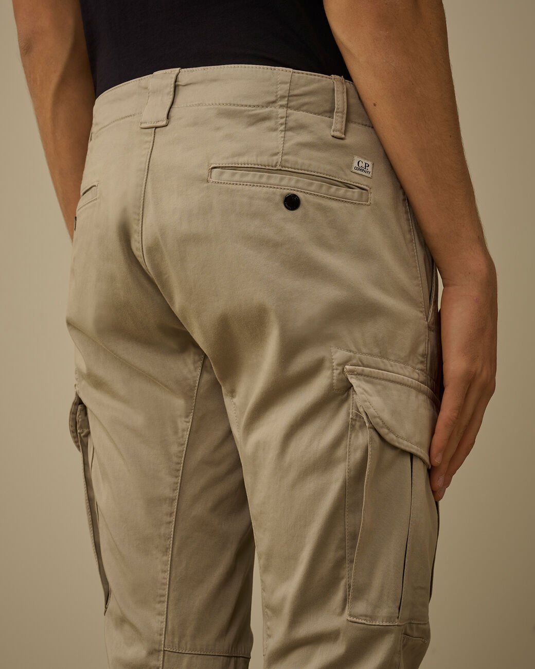 C.P. COMPANY - Stretch Sateen Ergonomic Lens Cargo Pants Gris acier - Lothaire