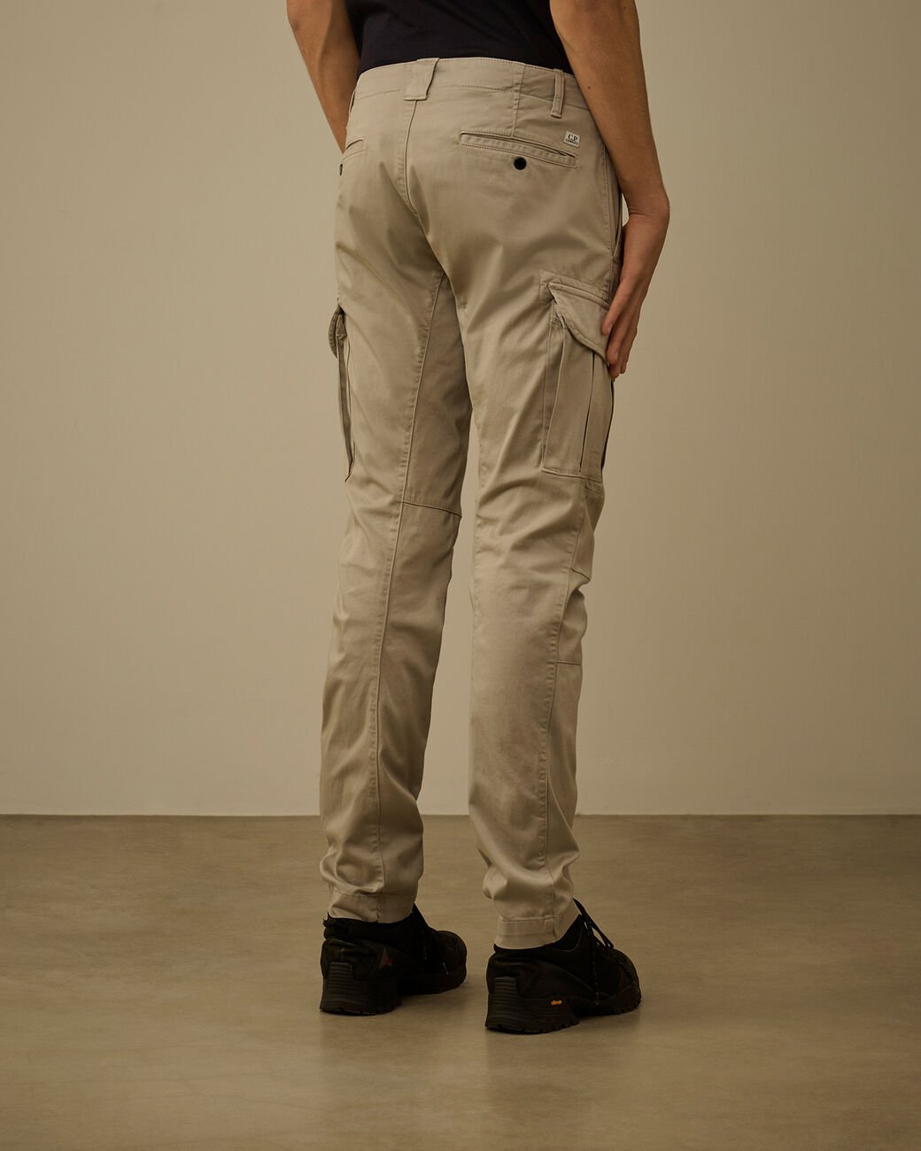 C.P. COMPANY - Stretch Sateen Ergonomic Lens Cargo Pants Gris acier - Lothaire