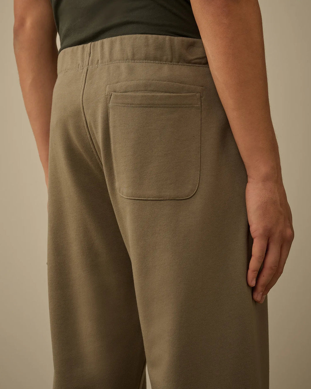 C.P.COMPANY - Diagonal Raised Fleece Cargo Lens Sweatpants Fallen Rock - Lothaire