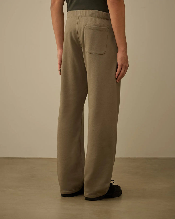 C.P.COMPANY - Diagonal Raised Fleece Cargo Lens Sweatpants Fallen Rock - Lothaire