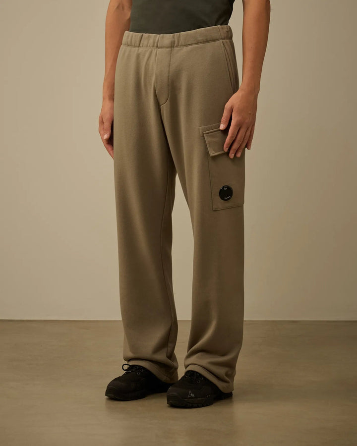 C.P.COMPANY - Diagonal Raised Fleece Cargo Lens Sweatpants Fallen Rock - Lothaire