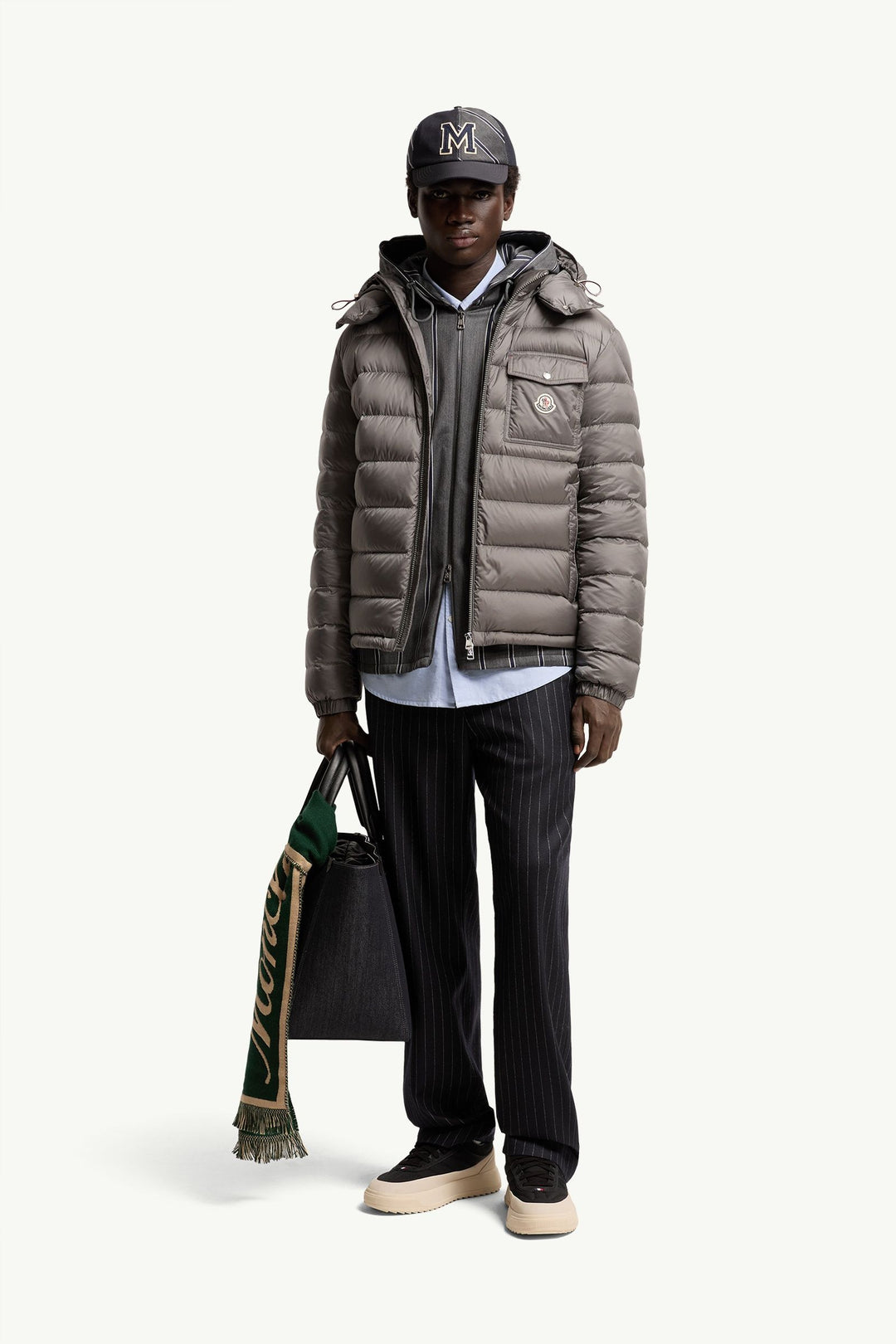 MONCLER – Doudoune courte à capuche Verith Gris