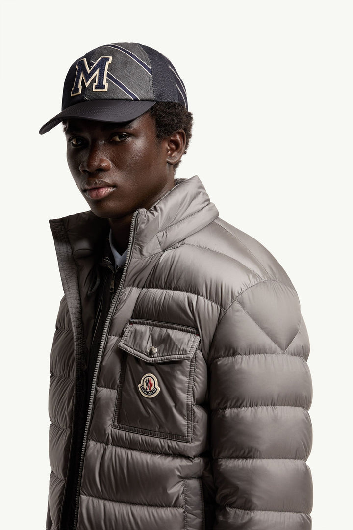 MONCLER – Doudoune courte à capuche Verith Gris
