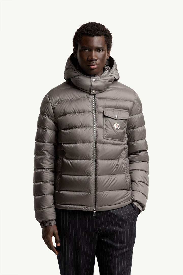 MONCLER – Doudoune courte à capuche Verith Gris