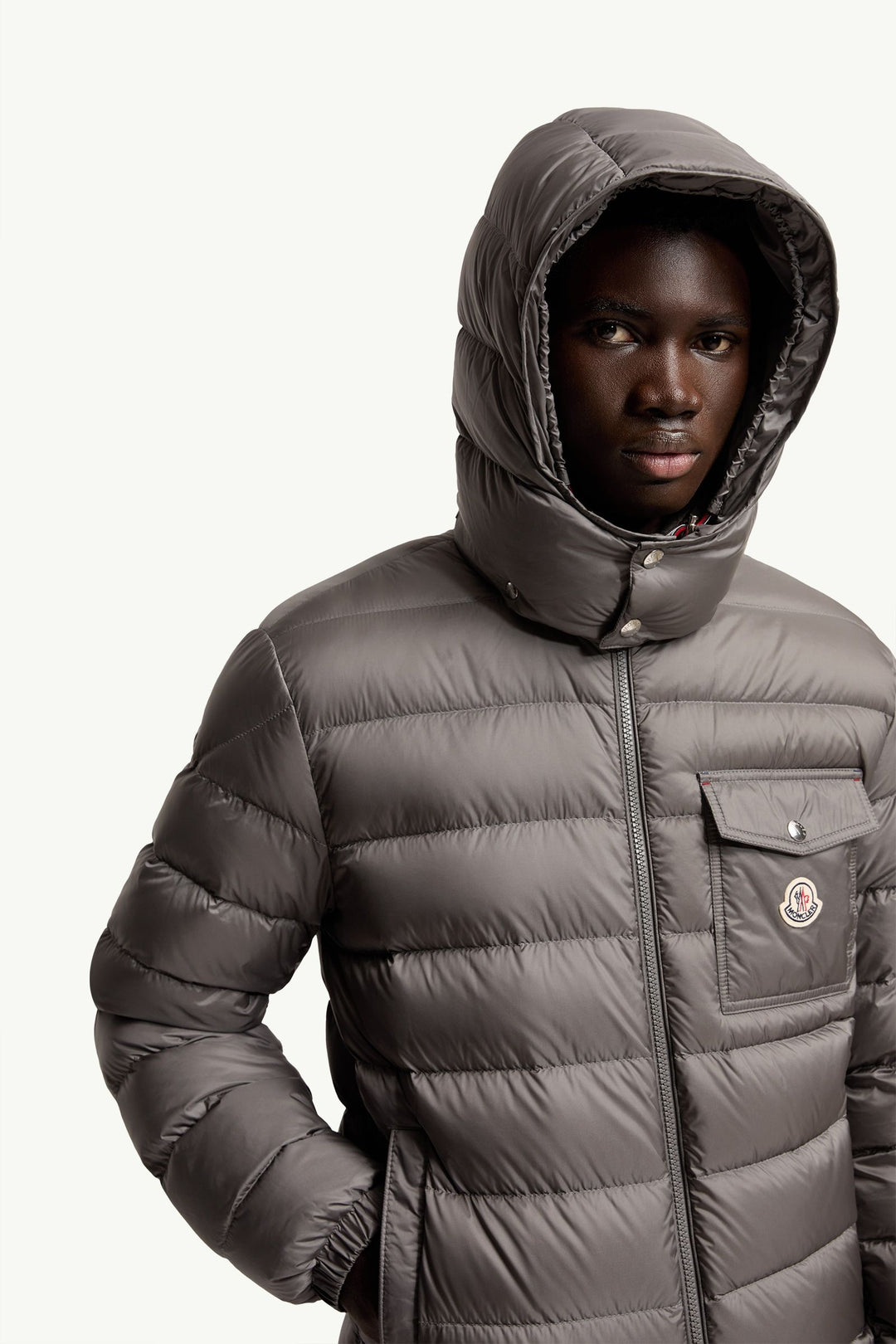 MONCLER – Doudoune courte à capuche Verith Gris