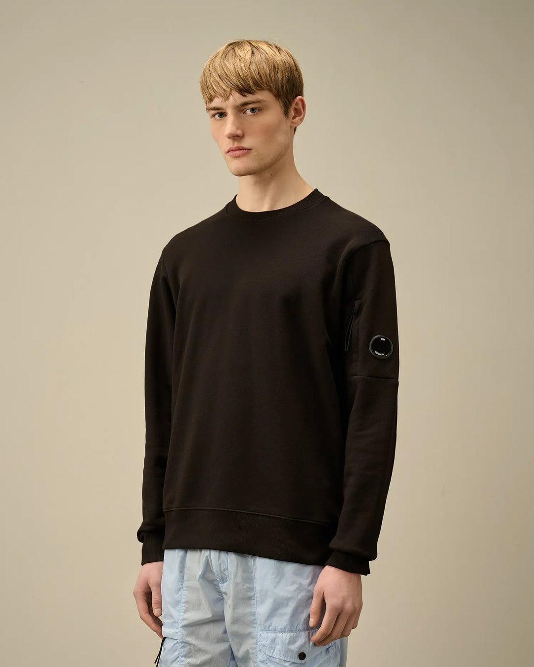 Fiche ok, corriger le prix et activer quand MSC a terminé C.P. COMPANY - Diagonal Raised Fleece Crewneck Lens Sweatshirt - Noir - Lothaire