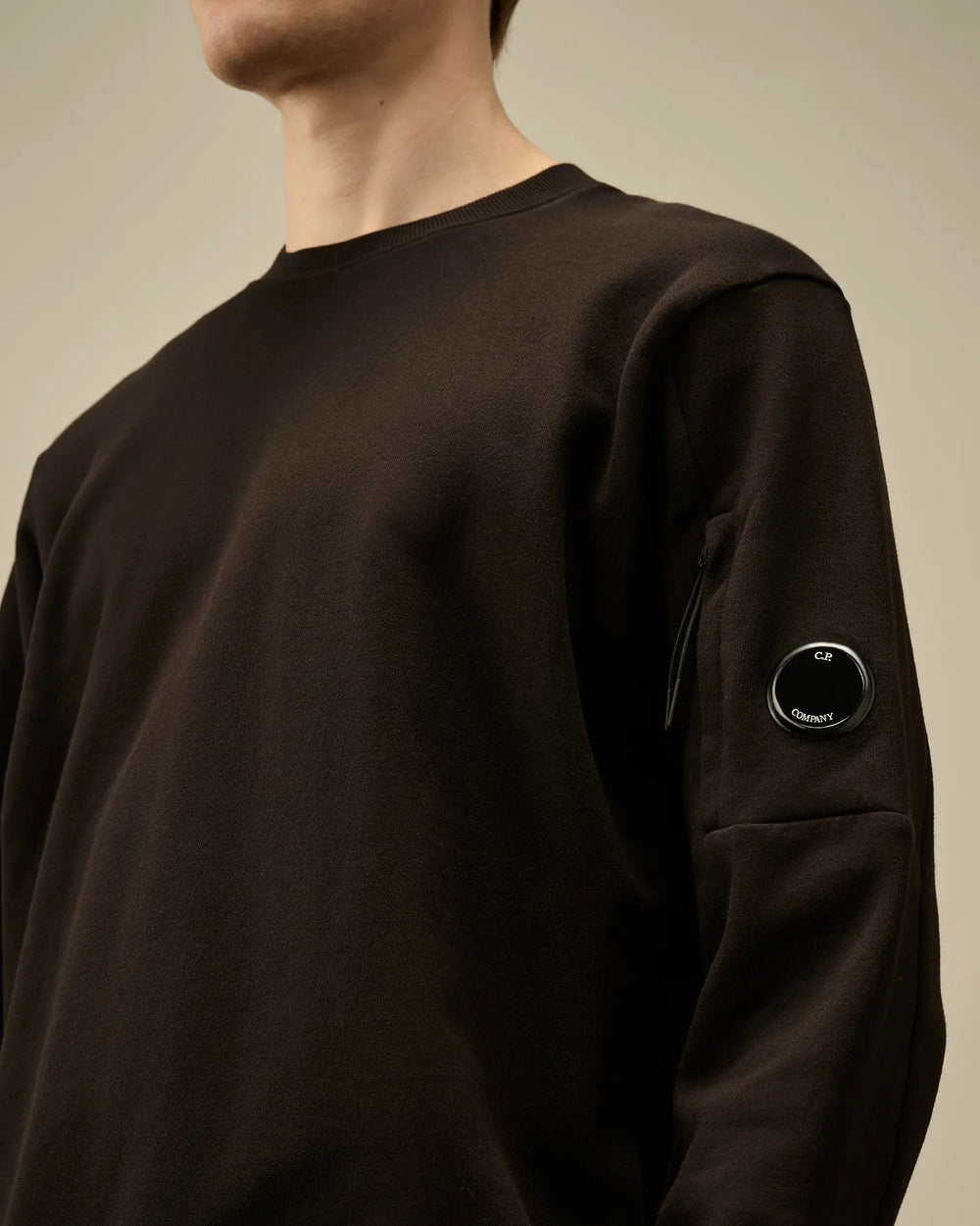 Fiche ok, corriger le prix et activer quand MSC a terminé C.P. COMPANY - Diagonal Raised Fleece Crewneck Lens Sweatshirt - Noir - Lothaire