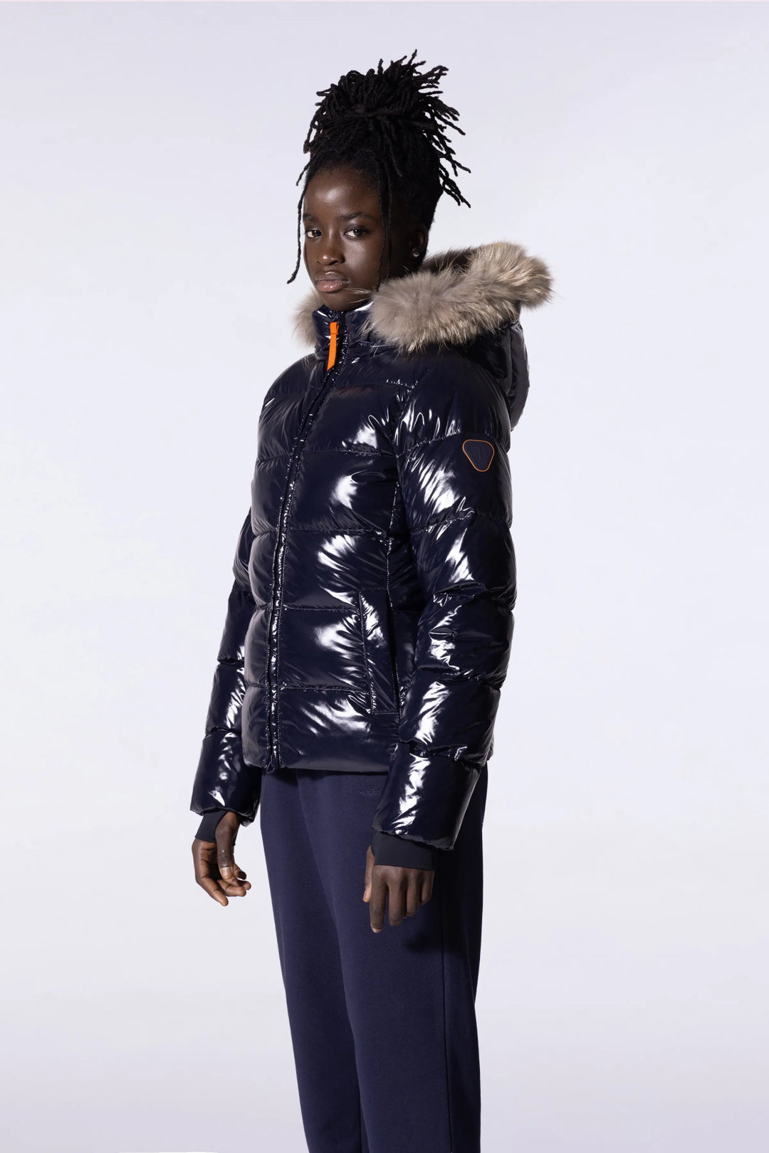 GERTRUDE Doudoune glossy cintrée avec capuche en fourrure Olga