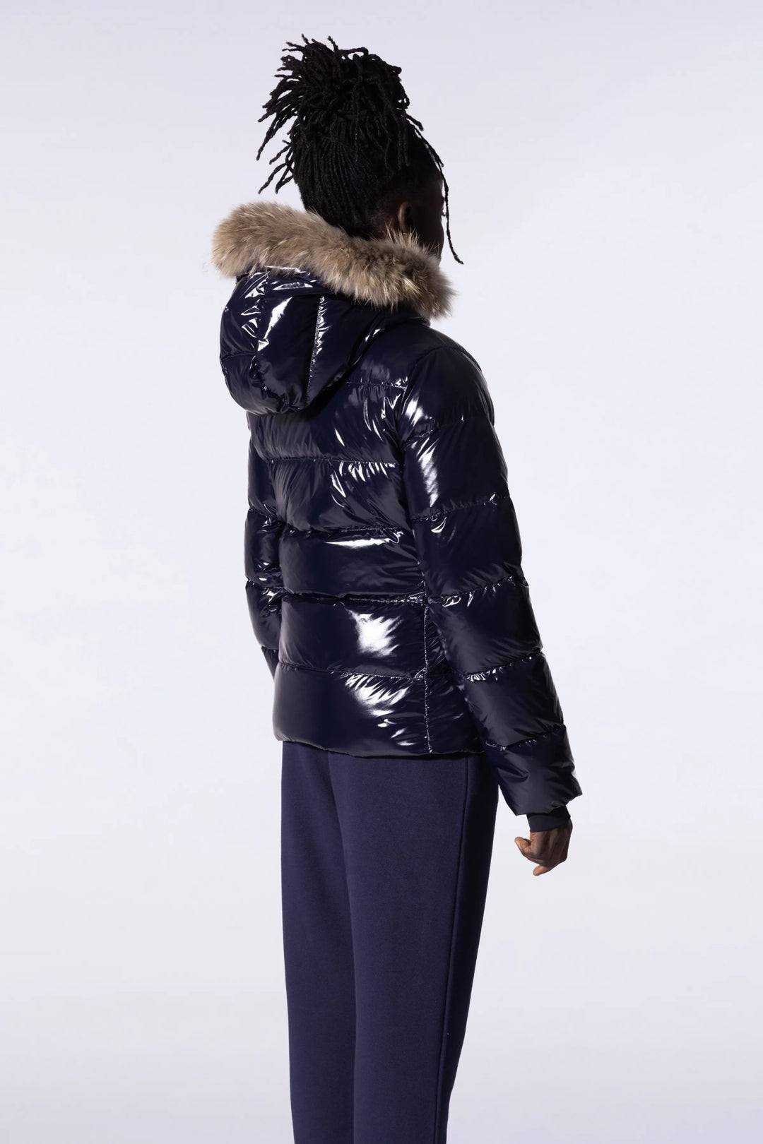 GERTRUDE - Doudoune glossy cintrée avec capuche en fourrure Olga Bright Noir - Lothaire