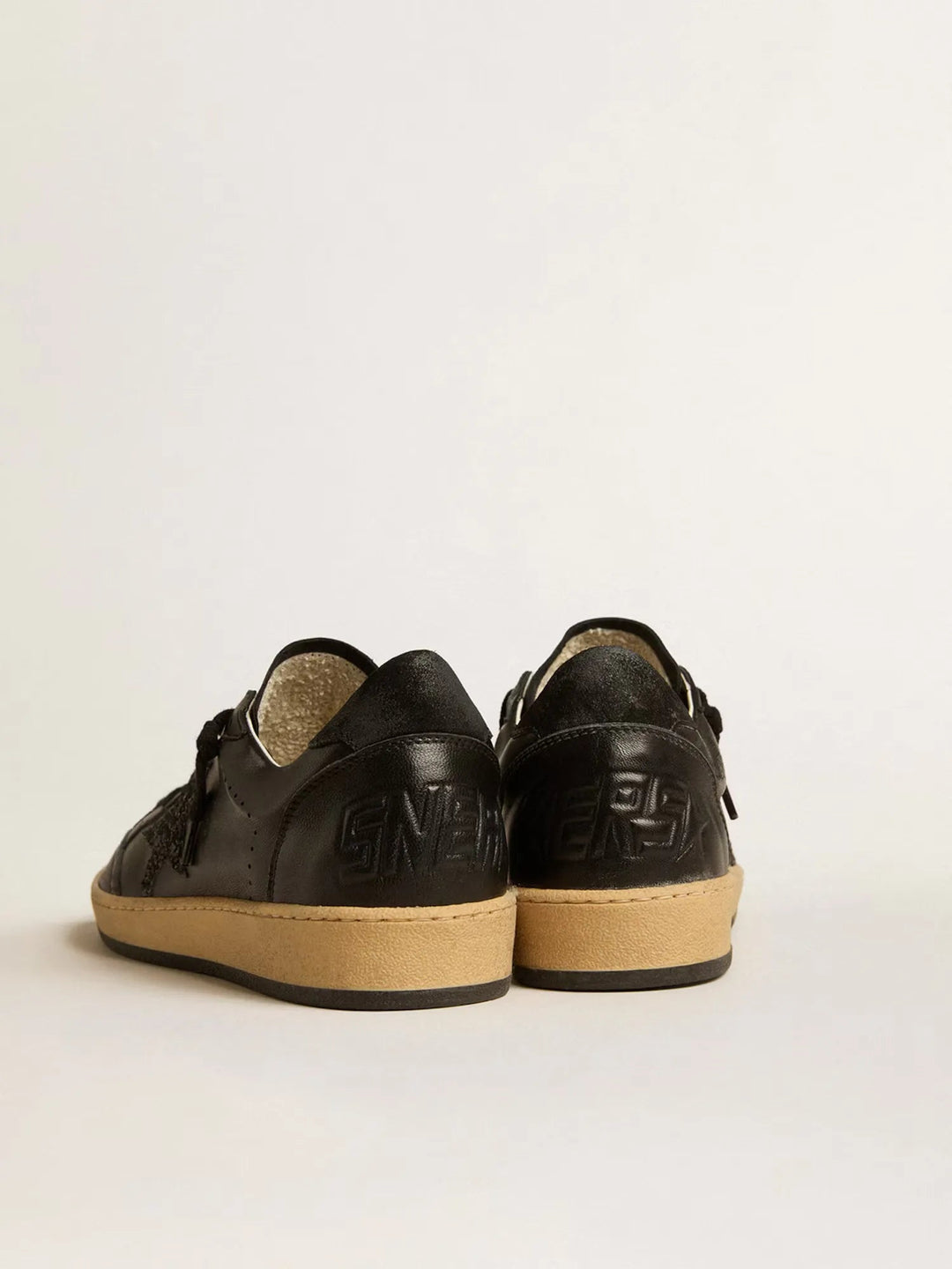 GOLDEN GOOSE - Ball Star pour femme en cuir nappa noir avec étoile à paillettes noires et contrefort en daim - Lothaire