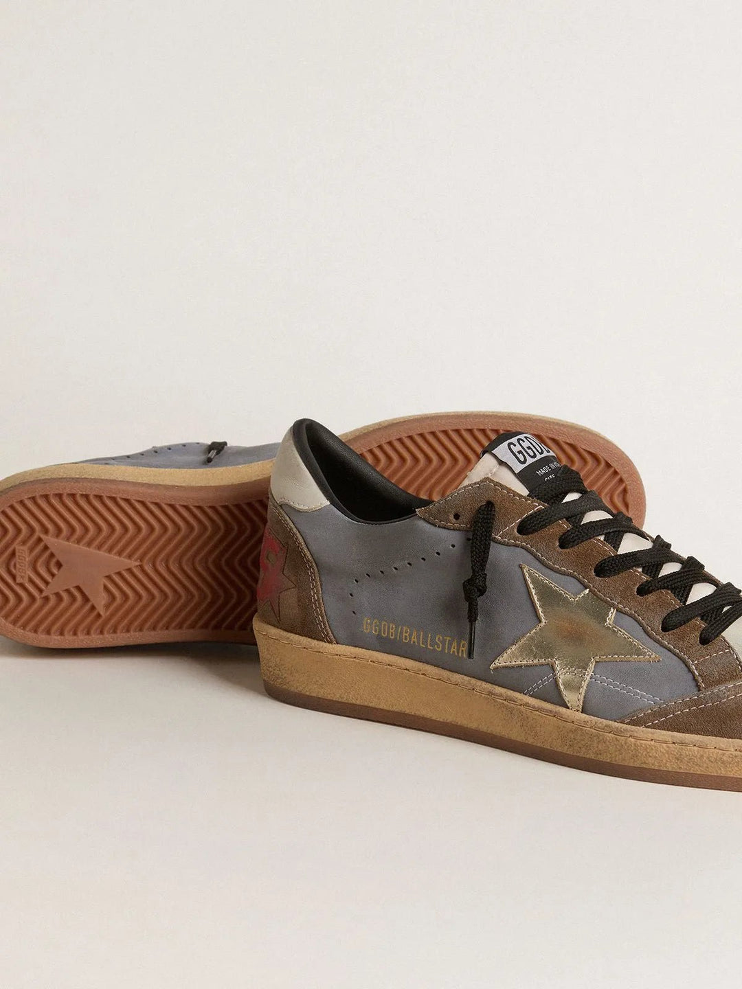 GOLDEN GOOSE - Ball Star pour homme en cuir nubuck et en daim avec étoile lamée dorée - Lothaire