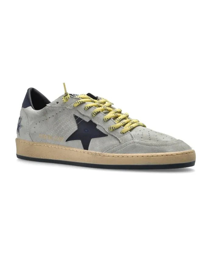 GOLDEN GOOSE - Baskets Ball Star en cuir gris avec étoile bleue et lacets jaunes - Lothaire