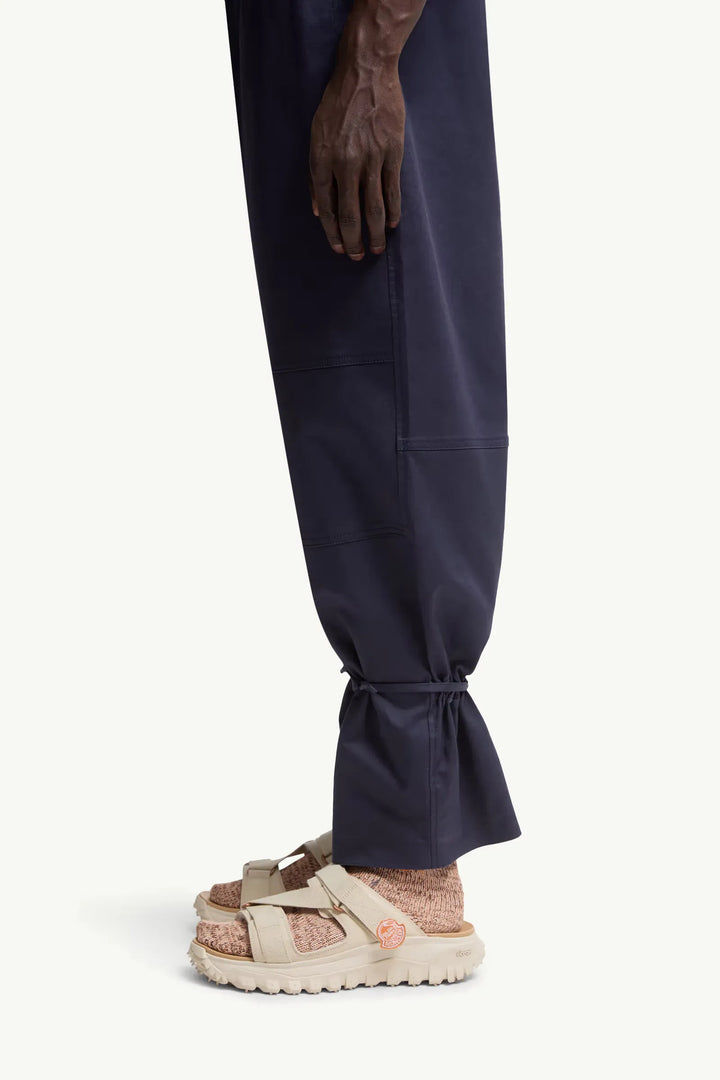 MONCLER GENIUS - Pantalon en gabardine de coton Moncler x Gilga Farm by Donald Glover bleu