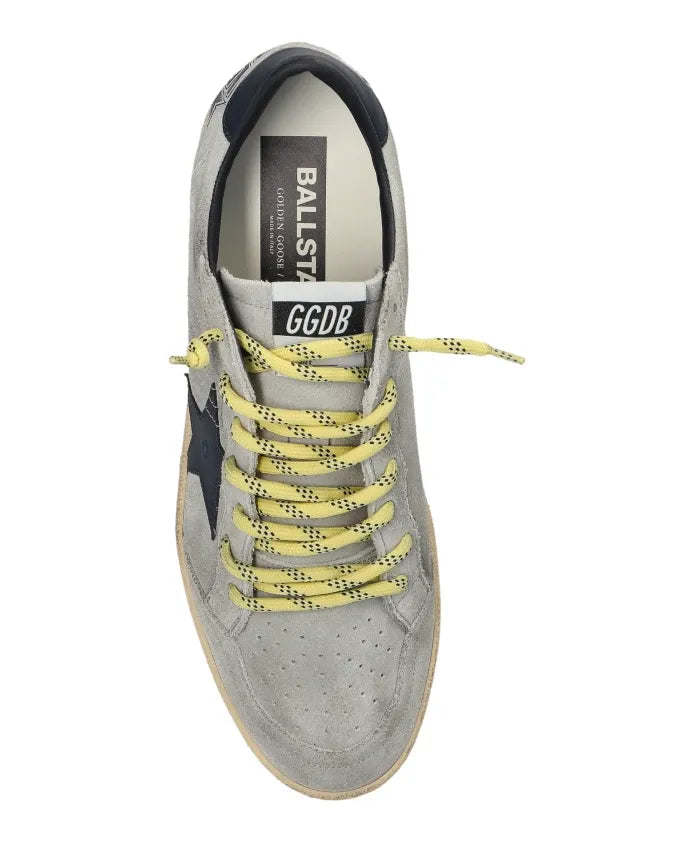 GOLDEN GOOSE - Baskets Ball Star en cuir gris avec étoile bleue et lacets jaunes