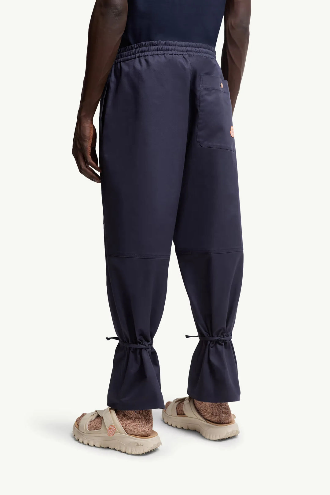 MONCLER GENIUS - Pantalon en gabardine de coton Moncler x Gilga Farm by Donald Glover bleu