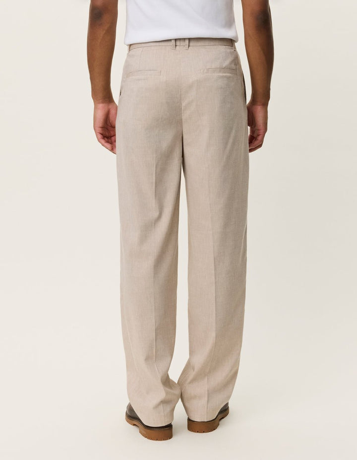 LES DEUX - Reece Pleated Slub Suit Pants Beige sable - Lothaire