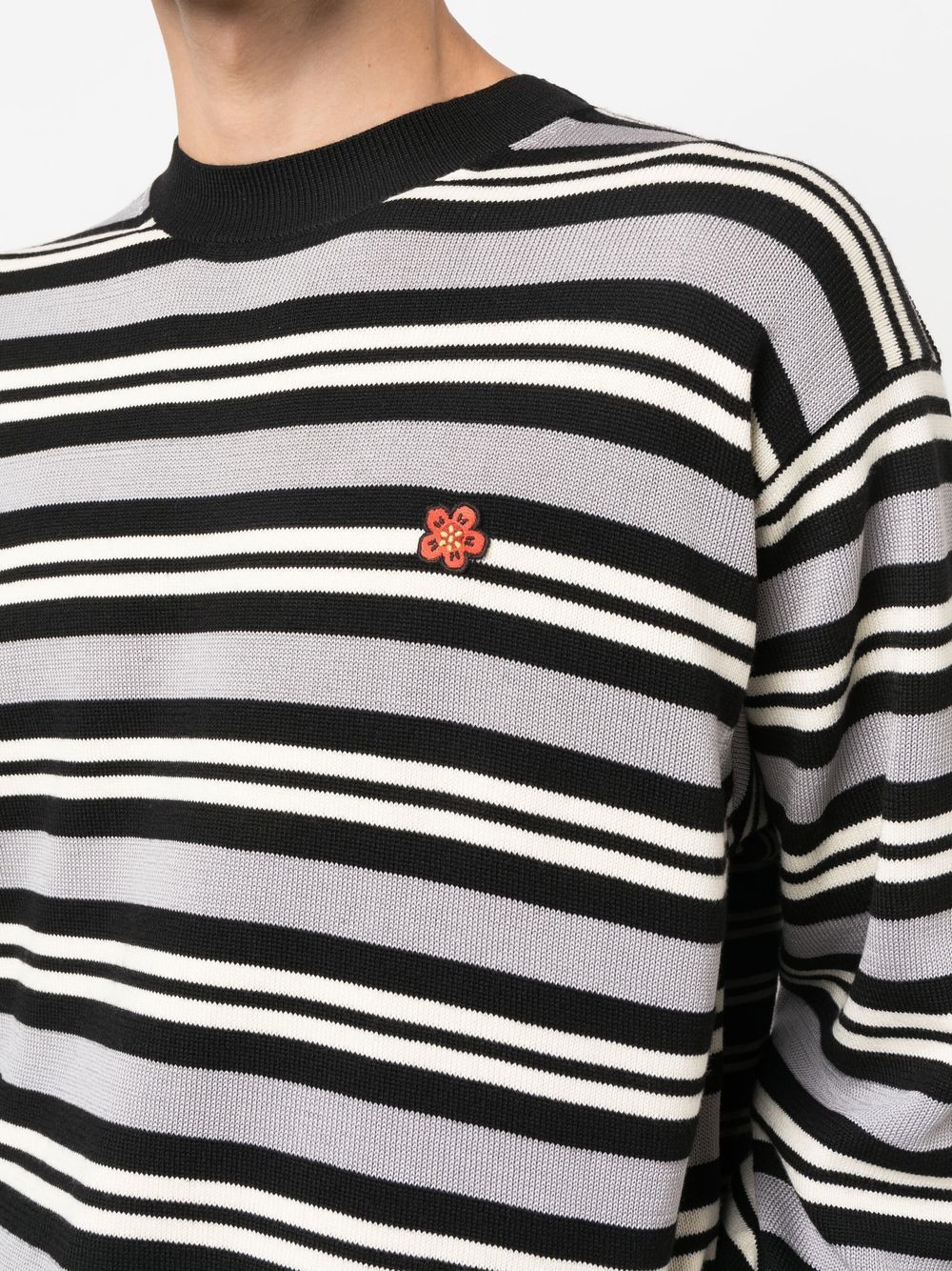 Kenzo Pull rayé gris à fleurs brodées