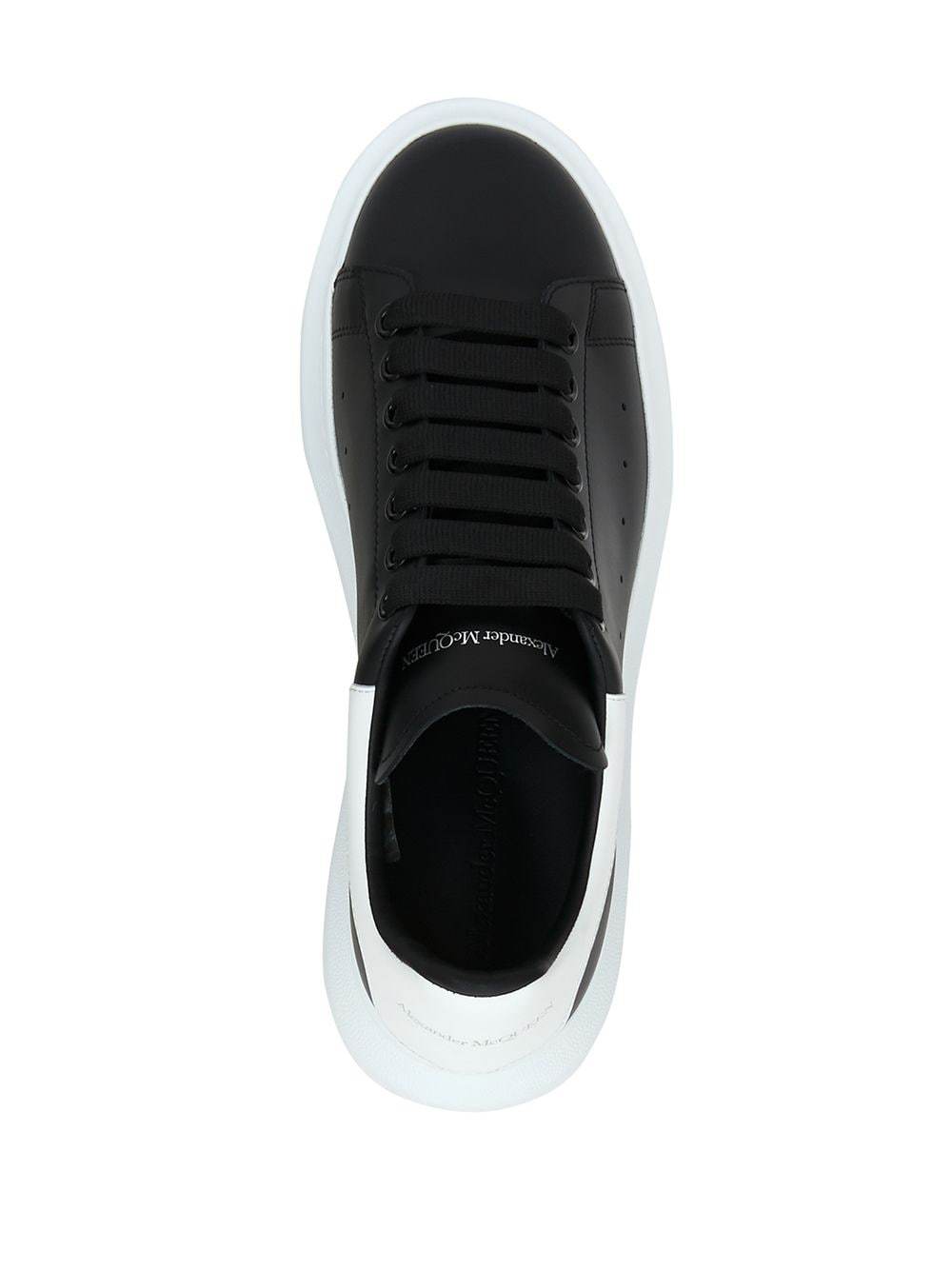 Alexander McQueen Baskets à semelle oversize noir/blanc - Lothaire boutiques