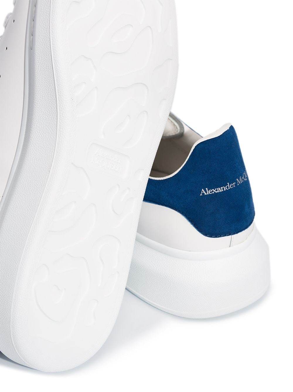 Alexander McQueen Baskets Oversized blanc/bleu - Lothaire boutiques (6573096927397)
