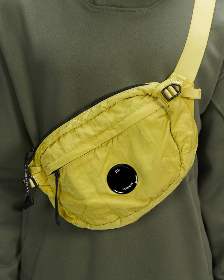 C.P. COMPANY Sac bandoulière Nylon B Crossbody Pack Golden Palm - Lothaire boutiques