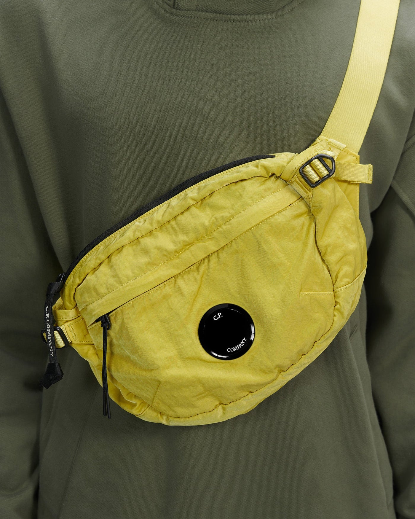 C.P. Company Sac bandoulière Nylon B Crossbody Pack Golden Palm - Lothaire boutiques