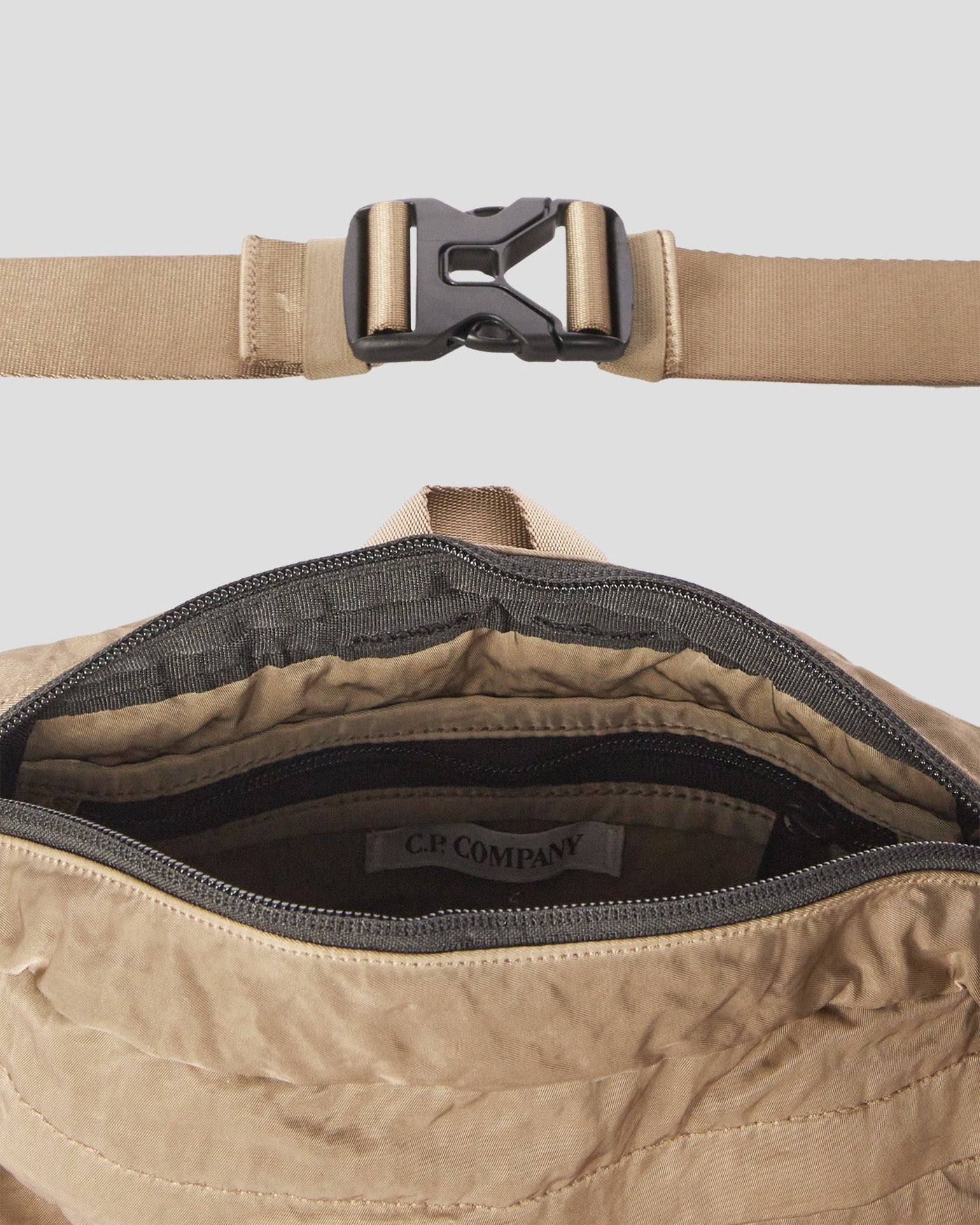C.P Company Sac bandoulière Nylon B Crossbody Pack Lead Grey - Lothaire
