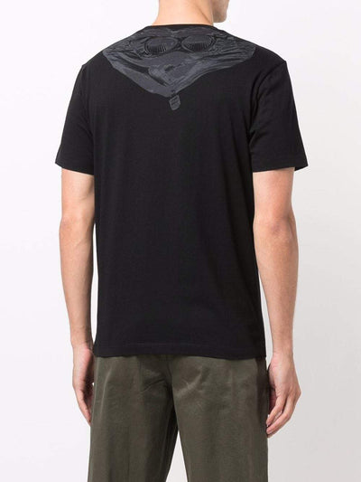 C.P Company t-shirt à imprimé graphique au dos noir/sun desert - Lothaire boutiques (6932359839909)