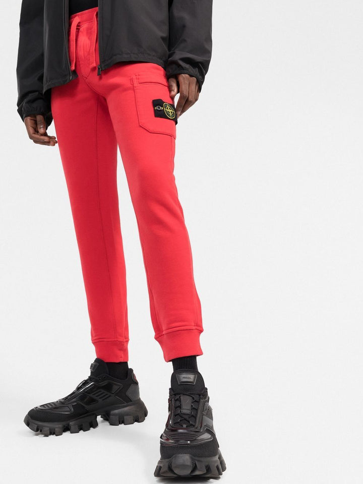 Stone Island Pantalon de jogging rouge fuselé à patch compass - Lothaire boutiques