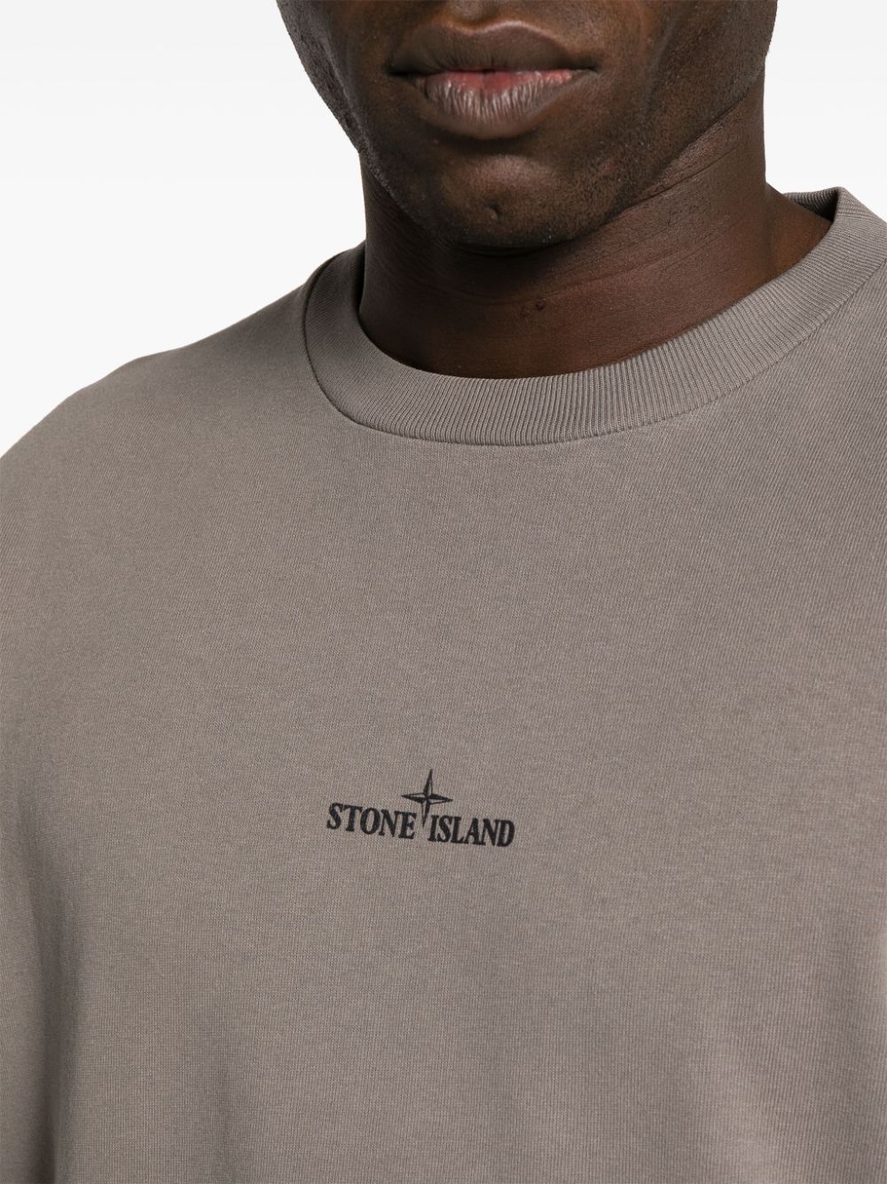 Stone Island - T-Shirt Dove grey 2RC89 'SCRATCHED PAINT ONE' PRINT - Lothaire